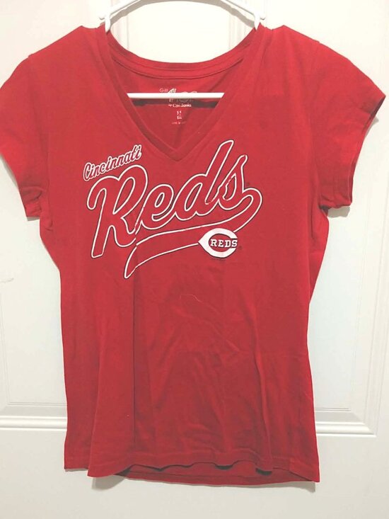 GIII 4Her Tops - GIII For Her Womens Cincinnatti Reds V Neck T-Shirt, Size M
